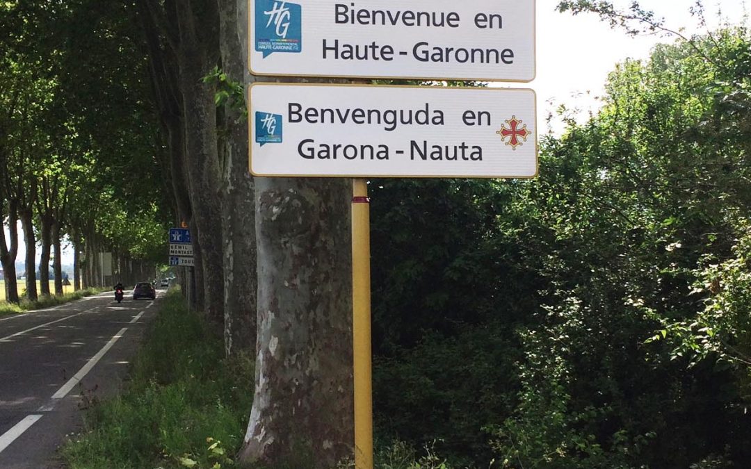 Le Conseil départemental de la Haute-Garonne installe 75 panneaux bilingues français-occitan sur les routes, à l’entrée du Département